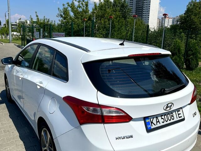 Белый Хендай i30, объемом двигателя 1.6 л и пробегом 223 тыс. км за 8600 $, фото 2 на Automoto.ua