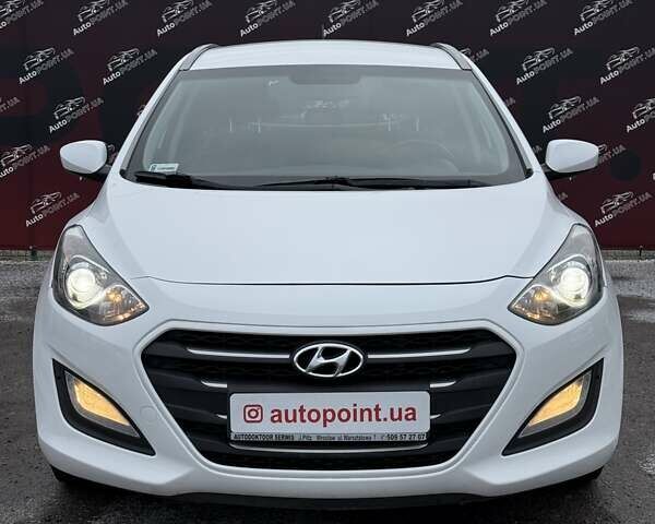 Белый Хендай i30, объемом двигателя 1.58 л и пробегом 220 тыс. км за 10000 $, фото 1 на Automoto.ua