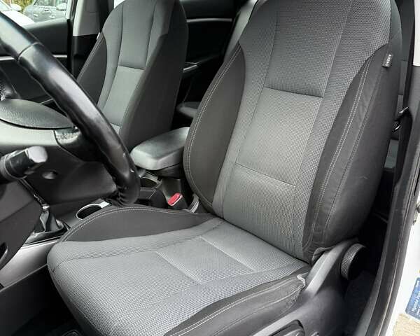 Белый Хендай i30, объемом двигателя 1.58 л и пробегом 220 тыс. км за 10000 $, фото 25 на Automoto.ua