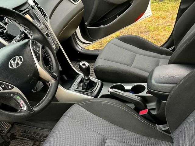 Белый Хендай i30, объемом двигателя 1.6 л и пробегом 223 тыс. км за 8600 $, фото 11 на Automoto.ua