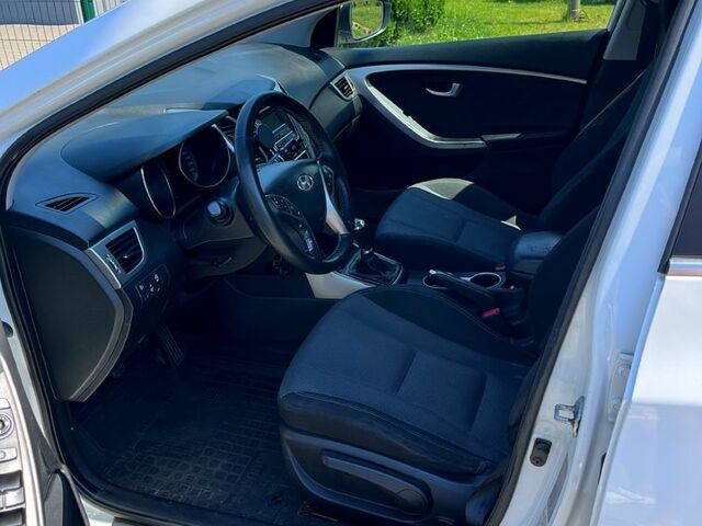 Белый Хендай i30, объемом двигателя 1.6 л и пробегом 223 тыс. км за 8600 $, фото 6 на Automoto.ua
