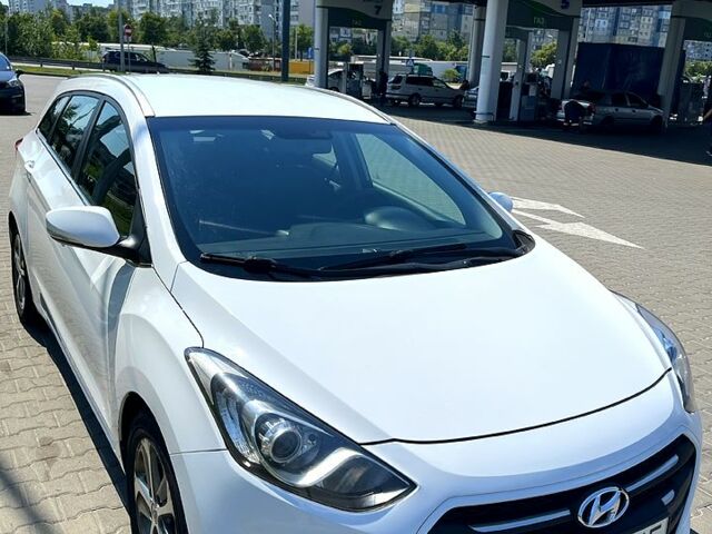 Белый Хендай i30, объемом двигателя 1.6 л и пробегом 223 тыс. км за 8600 $, фото 5 на Automoto.ua