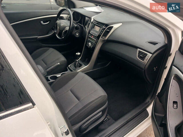 Білий Хендай i30, об'ємом двигуна 1.6 л та пробігом 206 тис. км за 9800 $, фото 5 на Automoto.ua