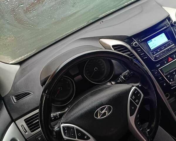 Белый Хендай i30, объемом двигателя 1.6 л и пробегом 204 тыс. км за 10500 $, фото 3 на Automoto.ua