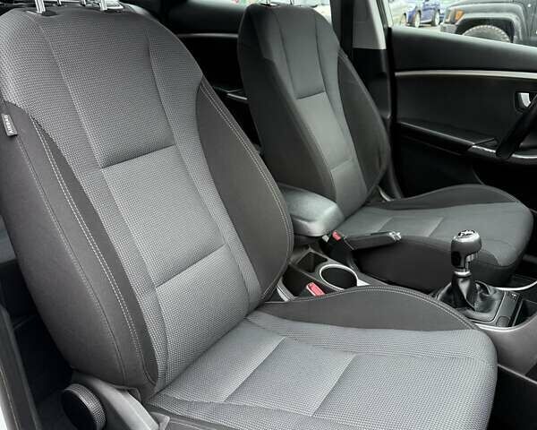 Белый Хендай i30, объемом двигателя 1.58 л и пробегом 220 тыс. км за 10000 $, фото 31 на Automoto.ua