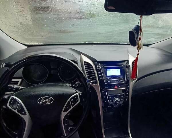 Белый Хендай i30, объемом двигателя 1.6 л и пробегом 204 тыс. км за 10500 $, фото 5 на Automoto.ua