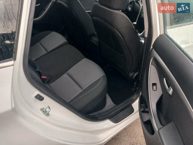 Білий Хендай i30, об'ємом двигуна 1.6 л та пробігом 206 тис. км за 9800 $, фото 6 на Automoto.ua