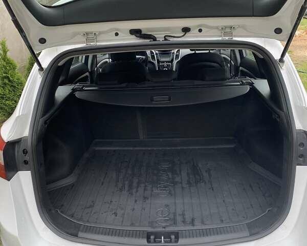 Білий Хендай i30, об'ємом двигуна 1.58 л та пробігом 240 тис. км за 9999 $, фото 8 на Automoto.ua