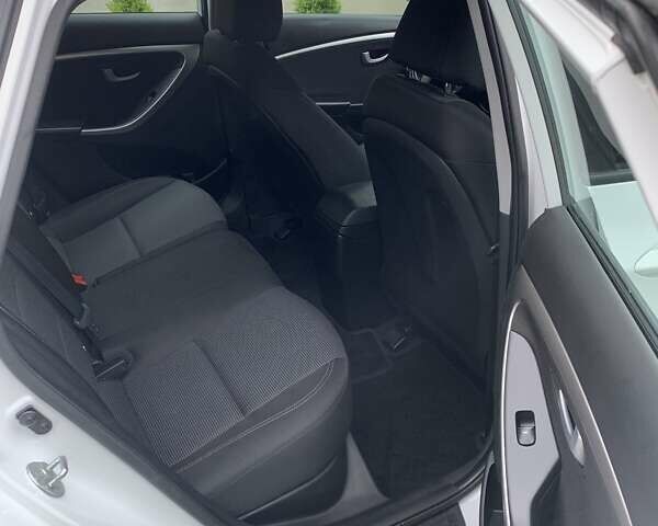 Білий Хендай i30, об'ємом двигуна 1.58 л та пробігом 240 тис. км за 9999 $, фото 7 на Automoto.ua