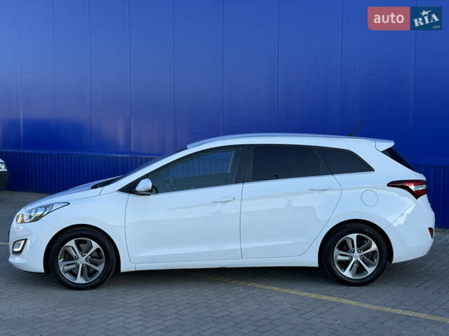 Белый Хендай i30, объемом двигателя 1.6 л и пробегом 200 тыс. км за 10700 $, фото 2 на Automoto.ua
