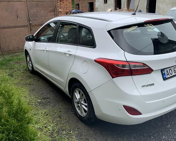 Білий Хендай i30, об'ємом двигуна 1.58 л та пробігом 240 тис. км за 9999 $, фото 5 на Automoto.ua