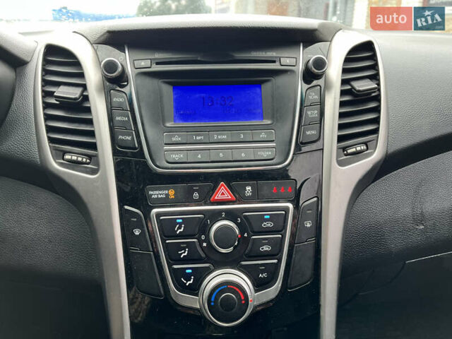 Белый Хендай i30, объемом двигателя 1.58 л и пробегом 207 тыс. км за 9000 $, фото 15 на Automoto.ua