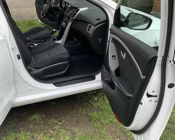 Білий Хендай i30, об'ємом двигуна 1.58 л та пробігом 240 тис. км за 9999 $, фото 2 на Automoto.ua