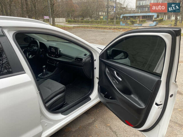 Білий Хендай i30, об'ємом двигуна 1.37 л та пробігом 185 тис. км за 12800 $, фото 10 на Automoto.ua