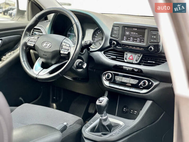 Белый Хендай i30, объемом двигателя 1.58 л и пробегом 208 тыс. км за 10700 $, фото 12 на Automoto.ua