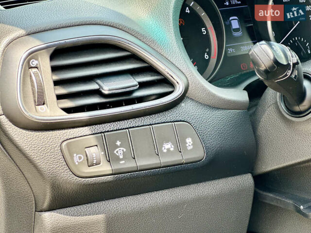 Хендай i30 2017 в Киеве на Automoto.ua Белый Хендай i30, объемом двигателя 1.58 л и пробегом 208 тыс. км за 10200 $, фото 9 на Automoto.ua