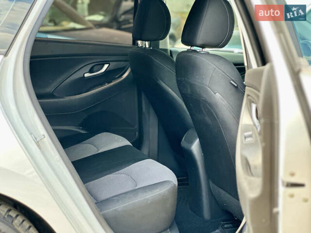 Хендай i30 2017 в Киеве на Automoto.ua Белый Хендай i30, объемом двигателя 1.58 л и пробегом 208 тыс. км за 10200 $, фото 16 на Automoto.ua