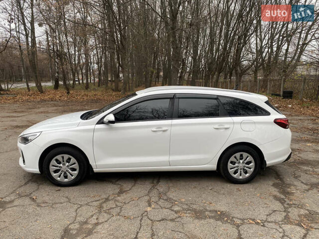 Білий Хендай i30, об'ємом двигуна 1.37 л та пробігом 185 тис. км за 12800 $, фото 7 на Automoto.ua