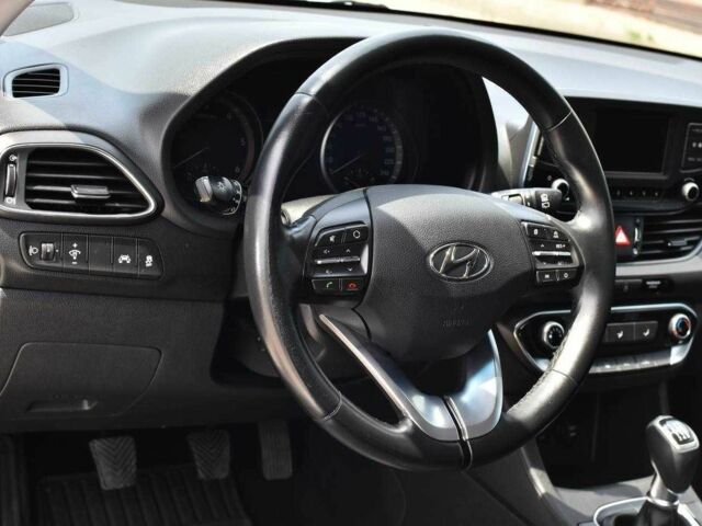 Білий Хендай i30, об'ємом двигуна 1.6 л та пробігом 220 тис. км за 12400 $, фото 6 на Automoto.ua