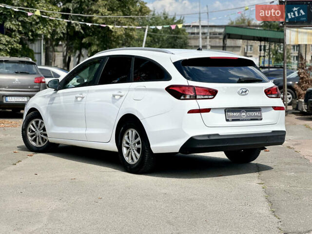 Хендай i30 2017 в Киеве на Automoto.ua Белый Хендай i30, объемом двигателя 1.58 л и пробегом 208 тыс. км за 10200 $, фото 2 на Automoto.ua