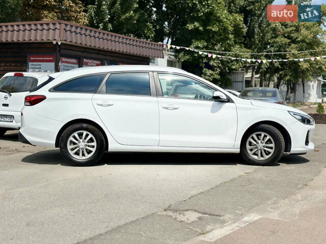 Хендай i30 2017 в Киеве на Automoto.ua Белый Хендай i30, объемом двигателя 1.58 л и пробегом 208 тыс. км за 10200 $, фото 5 на Automoto.ua