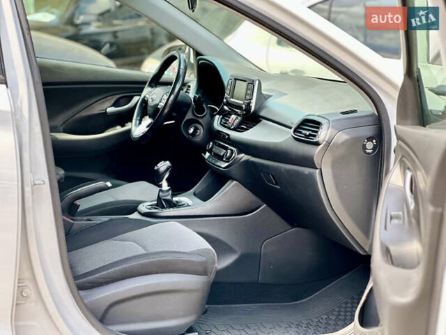 Хендай i30 2017 в Киеве на Automoto.ua Белый Хендай i30, объемом двигателя 1.58 л и пробегом 208 тыс. км за 10200 $, фото 17 на Automoto.ua