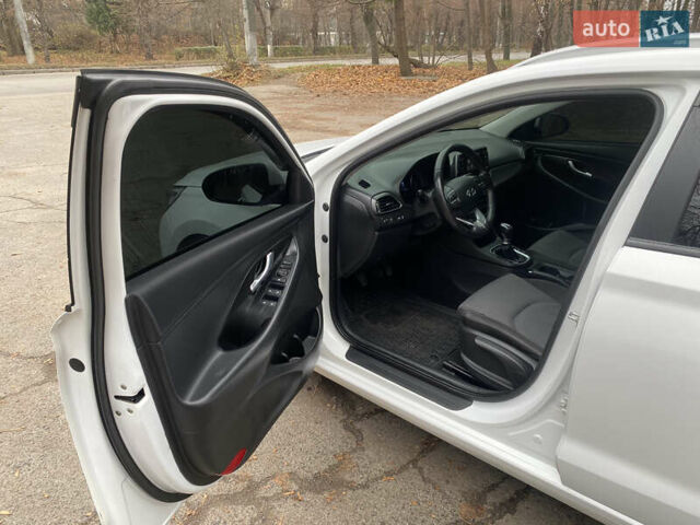 Білий Хендай i30, об'ємом двигуна 1.37 л та пробігом 185 тис. км за 12800 $, фото 9 на Automoto.ua