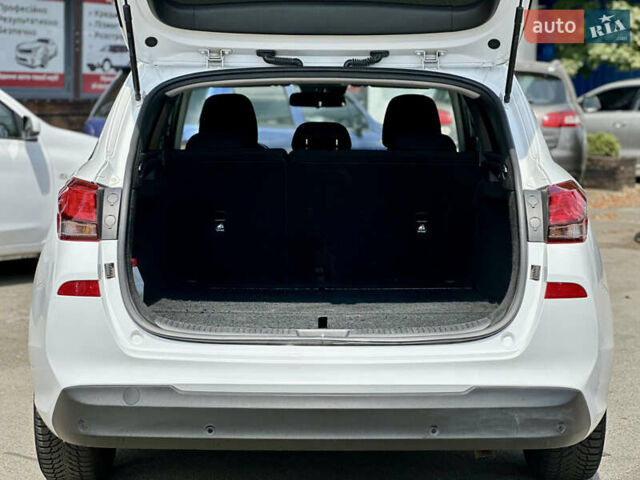 Хендай i30 2017 в Киеве на Automoto.ua Белый Хендай i30, объемом двигателя 1.58 л и пробегом 208 тыс. км за 10200 $, фото 15 на Automoto.ua
