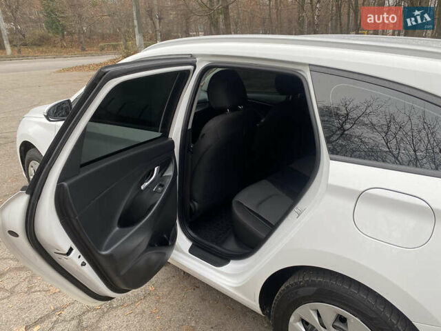 Білий Хендай i30, об'ємом двигуна 1.37 л та пробігом 185 тис. км за 12800 $, фото 11 на Automoto.ua