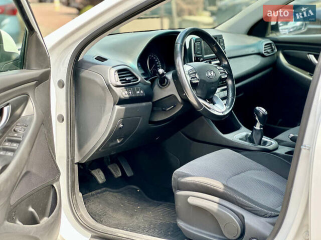 Хендай i30 2017 в Киеве на Automoto.ua Белый Хендай i30, объемом двигателя 1.58 л и пробегом 208 тыс. км за 10200 $, фото 8 на Automoto.ua