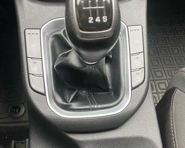 Білий Хендай i30, об'ємом двигуна 1.37 л та пробігом 185 тис. км за 12800 $, фото 16 на Automoto.ua