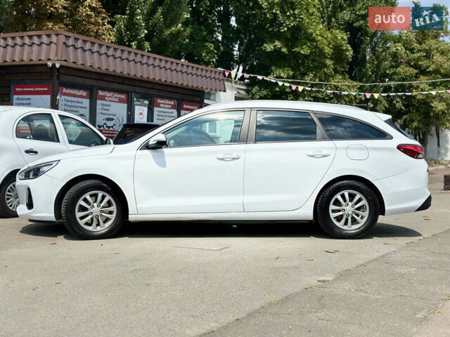 Белый Хендай i30, объемом двигателя 1.58 л и пробегом 208 тыс. км за 10700 $, фото 1 на Automoto.ua