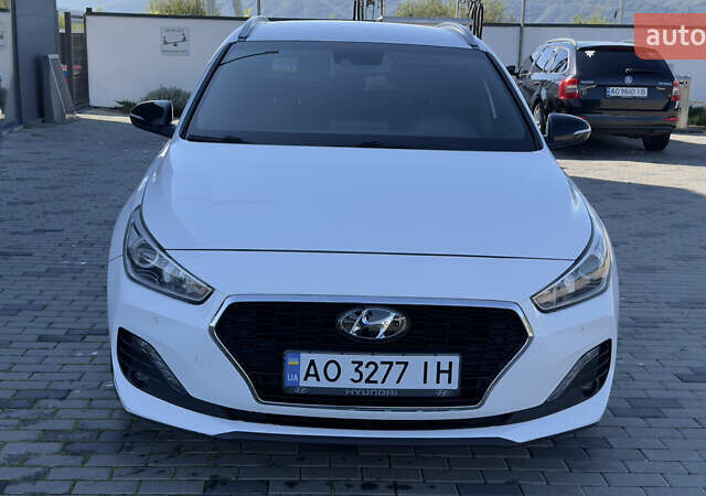 Білий Хендай i30, об'ємом двигуна 1.58 л та пробігом 216 тис. км за 11750 $, фото 16 на Automoto.ua