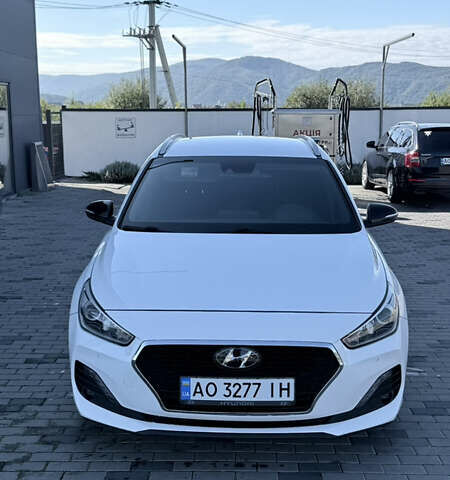 Білий Хендай i30, об'ємом двигуна 1.58 л та пробігом 216 тис. км за 11750 $, фото 9 на Automoto.ua