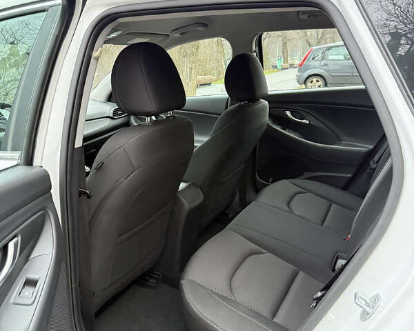 Белый Хендай i30, объемом двигателя 0 л и пробегом 53 тыс. км за 16000 $, фото 31 на Automoto.ua