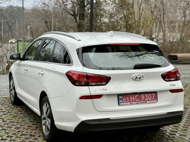 Белый Хендай i30, объемом двигателя 1.4 л и пробегом 53 тыс. км за 16000 $, фото 2 на Automoto.ua