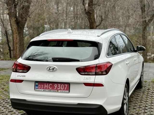 Белый Хендай i30, объемом двигателя 1.4 л и пробегом 53 тыс. км за 16000 $, фото 3 на Automoto.ua