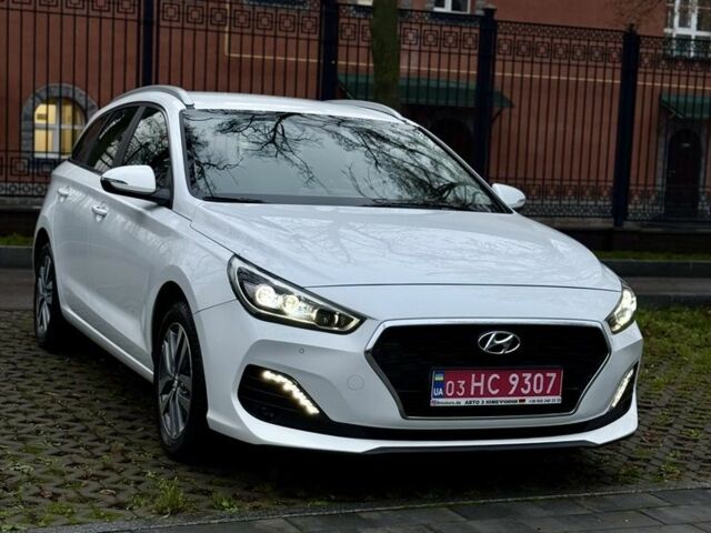Белый Хендай i30, объемом двигателя 1.4 л и пробегом 53 тыс. км за 16000 $, фото 4 на Automoto.ua