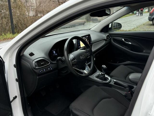 Белый Хендай i30, объемом двигателя 1.4 л и пробегом 53 тыс. км за 16000 $, фото 6 на Automoto.ua