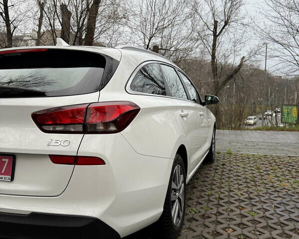 Белый Хендай i30, объемом двигателя 0 л и пробегом 53 тыс. км за 16000 $, фото 8 на Automoto.ua