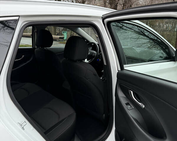 Белый Хендай i30, объемом двигателя 0 л и пробегом 53 тыс. км за 16000 $, фото 32 на Automoto.ua