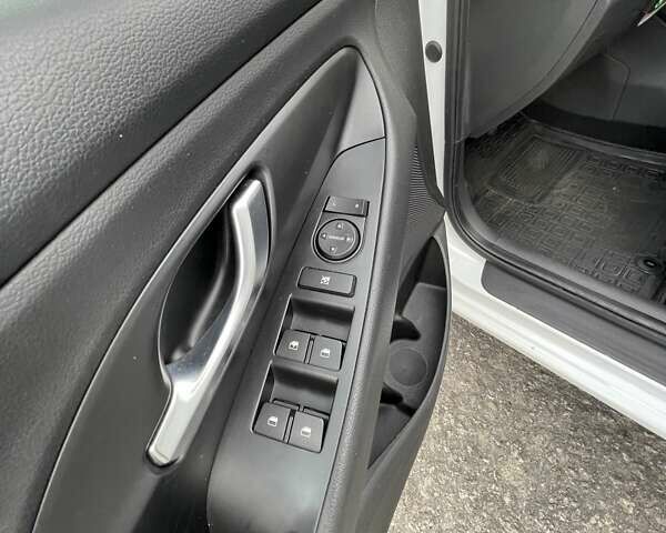 Белый Хендай i30, объемом двигателя 1.5 л и пробегом 78 тыс. км за 14500 $, фото 18 на Automoto.ua