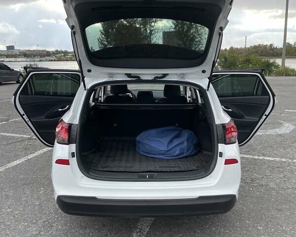 Белый Хендай i30, объемом двигателя 1.5 л и пробегом 78 тыс. км за 14500 $, фото 6 на Automoto.ua