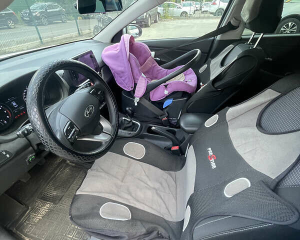 Белый Хендай i30, объемом двигателя 1.5 л и пробегом 77 тыс. км за 14500 $, фото 11 на Automoto.ua