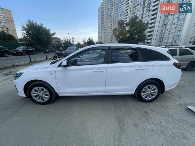 Белый Хендай i30, объемом двигателя 1.5 л и пробегом 77 тыс. км за 14500 $, фото 3 на Automoto.ua