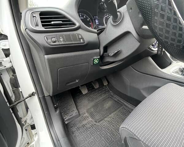 Белый Хендай i30, объемом двигателя 1.5 л и пробегом 78 тыс. км за 14500 $, фото 19 на Automoto.ua
