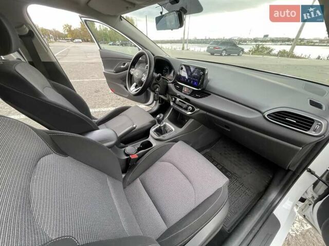 Белый Хендай i30, объемом двигателя 1.5 л и пробегом 78 тыс. км за 14500 $, фото 15 на Automoto.ua