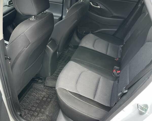 Белый Хендай i30, объемом двигателя 1.5 л и пробегом 78 тыс. км за 14500 $, фото 5 на Automoto.ua