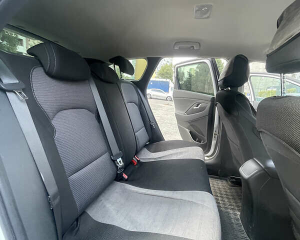 Белый Хендай i30, объемом двигателя 1.5 л и пробегом 77 тыс. км за 14500 $, фото 8 на Automoto.ua