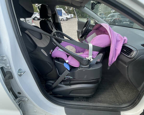 Белый Хендай i30, объемом двигателя 1.5 л и пробегом 77 тыс. км за 14500 $, фото 7 на Automoto.ua